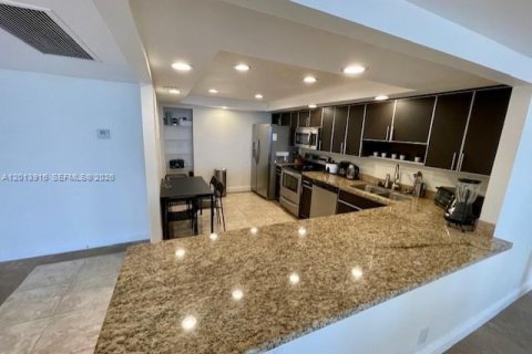 Condo in Hallandale Beach, Florida, 2 bedrooms № 2076177 - photo 3