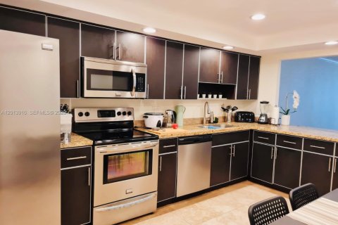 Condo in Hallandale Beach, Florida, 2 bedrooms № 2076177 - photo 2