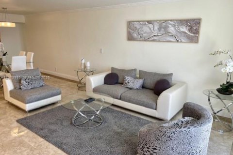 Condo in Hallandale Beach, Florida, 2 bedrooms № 2076177 - photo 7