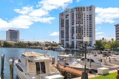 Condo in Hallandale Beach, Florida, 2 bedrooms № 2076177 - photo 27