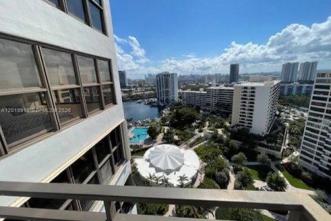 Condo in Hallandale Beach, Florida, 2 bedrooms № 2076177 - photo 20