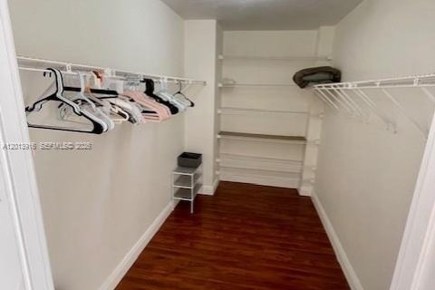 Condo in Hallandale Beach, Florida, 2 bedrooms № 2076177 - photo 15