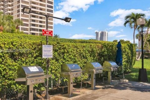 Condo in Hallandale Beach, Florida, 2 bedrooms № 2076177 - photo 24