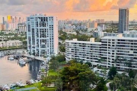 Condo in Hallandale Beach, Florida, 2 bedrooms № 2076177 - photo 21