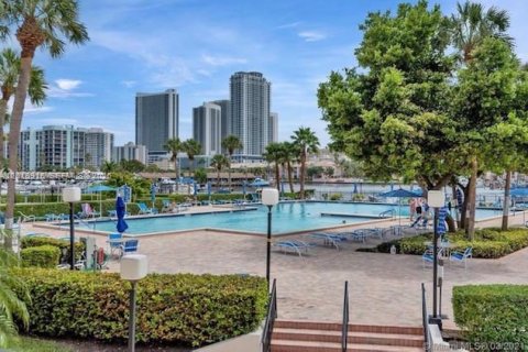 Condo in Hallandale Beach, Florida, 2 bedrooms № 2076177 - photo 23