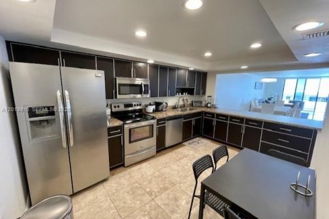 Condo in Hallandale Beach, Florida, 2 bedrooms  № 2076177