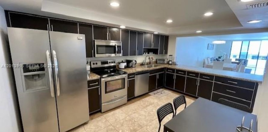 Condo in Hallandale Beach, Florida, 2 bedrooms № 2076177