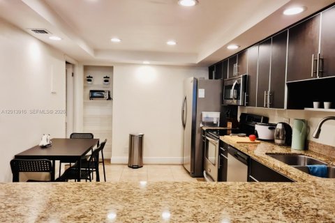 Condo in Hallandale Beach, Florida, 2 bedrooms № 2076177 - photo 4