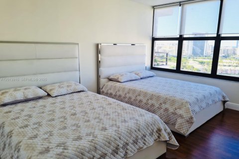 Condo in Hallandale Beach, Florida, 2 bedrooms № 2076177 - photo 16