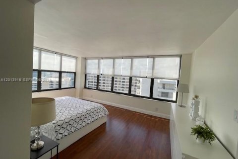 Condo in Hallandale Beach, Florida, 2 bedrooms № 2076177 - photo 11
