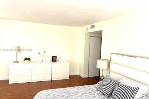 Condo in Hallandale Beach, Florida, 2 bedrooms № 2076177 - photo 12
