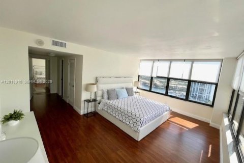 Condo in Hallandale Beach, Florida, 2 bedrooms № 2076177 - photo 10