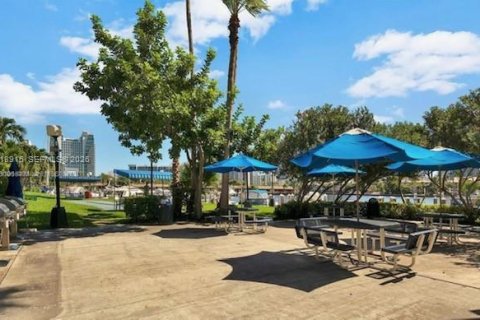 Condo in Hallandale Beach, Florida, 2 bedrooms № 2076177 - photo 26