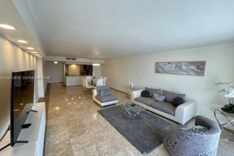 Condo in Hallandale Beach, Florida, 2 bedrooms № 2076177 - photo 8