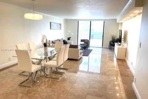 Condo in Hallandale Beach, Florida, 2 bedrooms № 2076177 - photo 5
