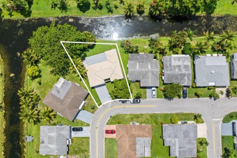 House in Margate, Florida 3 bedrooms, 147.44 sq.m. № 2173945 - photo 2