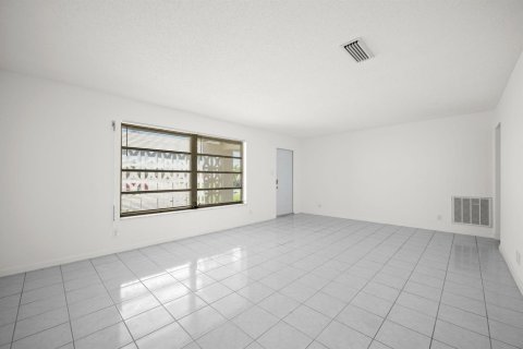 House in Margate, Florida 3 bedrooms, 147.44 sq.m. № 2173945 - photo 8