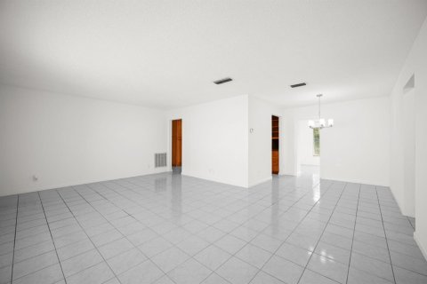 House in Margate, Florida 3 bedrooms, 147.44 sq.m. № 2173945 - photo 9