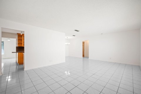 House in Margate, Florida 3 bedrooms, 147.44 sq.m. № 2173945 - photo 10