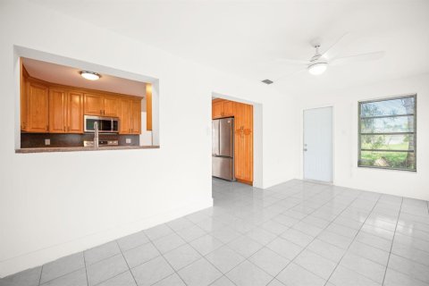 House in Margate, Florida 3 bedrooms, 147.44 sq.m. № 2173945 - photo 12
