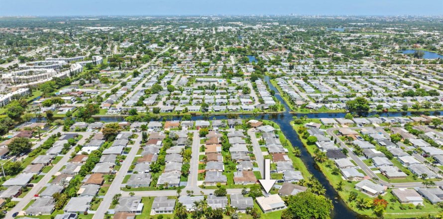 House in Margate, Florida 3 bedrooms, 147.44 sq.m. № 2173945