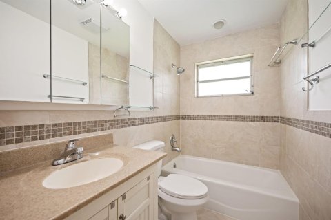 House in Margate, Florida 3 bedrooms, 147.44 sq.m. № 2173945 - photo 21