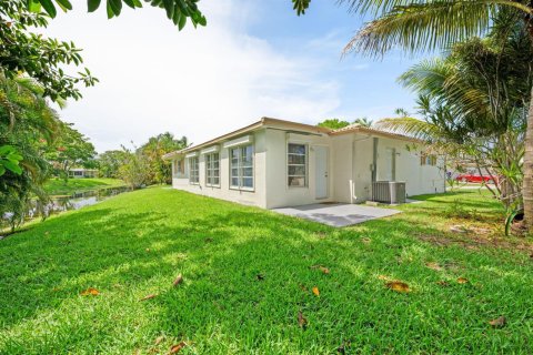 House in Margate, Florida 3 bedrooms, 147.44 sq.m. № 2173945 - photo 26