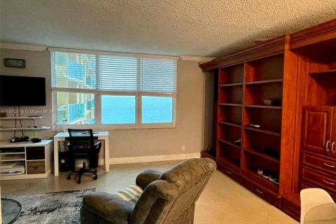 Студия в кондо в Холливуд, Флорида № 2014246