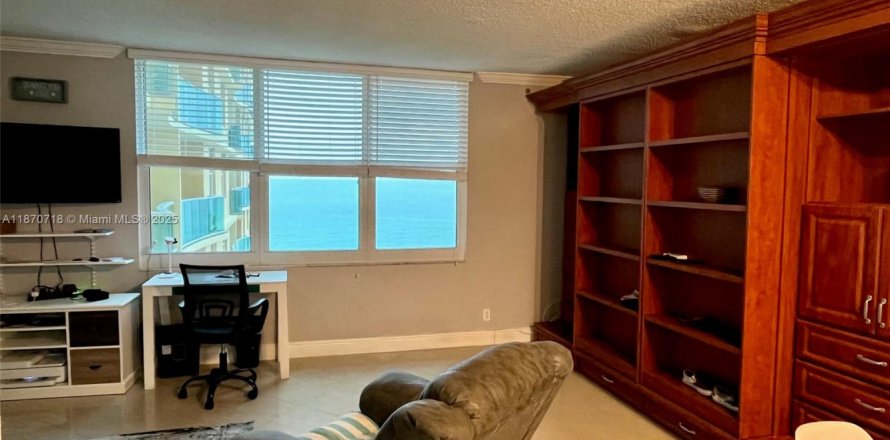 Студия в кондо в Холливуд, Флорида № 2014246