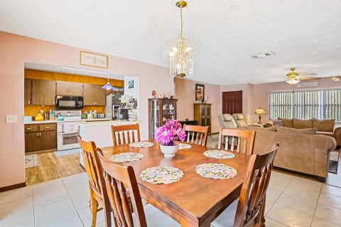House in Port St. Lucie, Florida 3 bedrooms, 124.3 sq.m. № 2265620 - photo 25