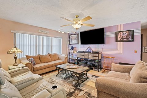 House in Port St. Lucie, Florida 3 bedrooms, 124.3 sq.m. № 2265620 - photo 17