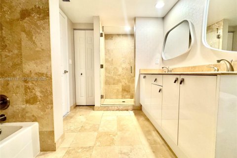 Condo in Hallandale Beach, Florida, 1 bedroom  № 2029742 - photo 16