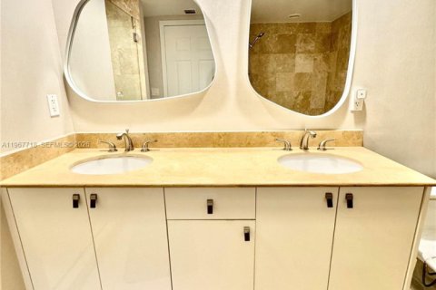 Condo in Hallandale Beach, Florida, 1 bedroom  № 2029742 - photo 17