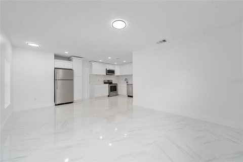 Casa en venta en Orlando, Florida, 4 dormitorios, 110.74 m2 № 1905999 - foto 7