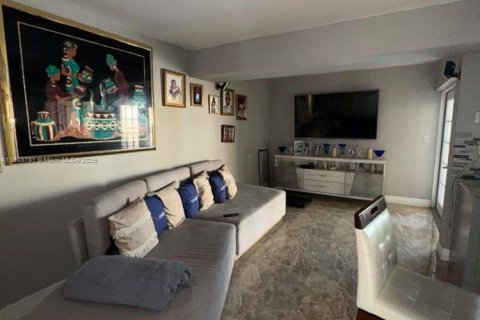 House in Miramar, Florida 3 bedrooms, 197.88 sq.m. № 1955074 - photo 12