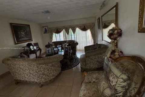 House in Miramar, Florida 3 bedrooms, 197.88 sq.m. № 1955074 - photo 13