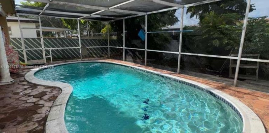 House in Miramar, Florida 3 bedrooms, 197.88 sq.m. № 1955074