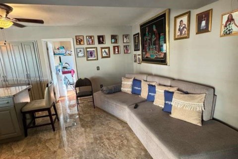 House in Miramar, Florida 3 bedrooms, 197.88 sq.m. № 1955074 - photo 15