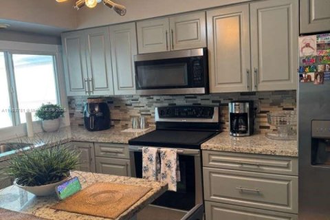 House in Miramar, Florida 3 bedrooms, 197.88 sq.m. № 1955074 - photo 7