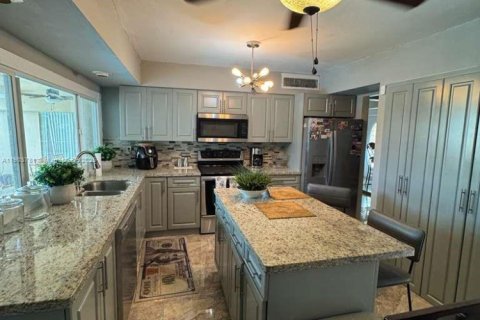 House in Miramar, Florida 3 bedrooms, 197.88 sq.m. № 1955074 - photo 10