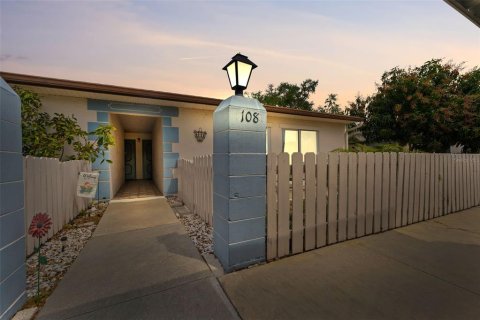 House in Clearwater, Florida 3 bedrooms, 136.1 sq.m. № 1598514 - photo 1