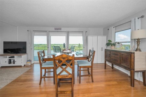 Condo in Indian Shores, Florida, 2 bedrooms № 2222484 - photo 24