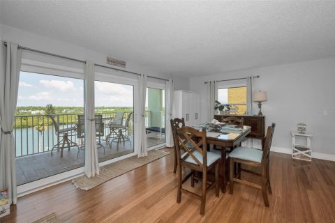 Condo in Indian Shores, Florida, 2 bedrooms № 2222484 - photo 17
