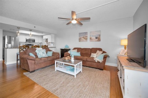 Condo in Indian Shores, Florida, 2 bedrooms № 2222484 - photo 12