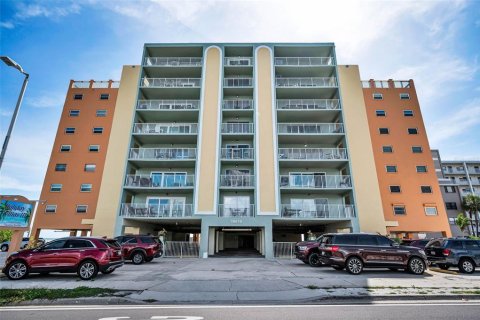 Condo in Indian Shores, Florida, 2 bedrooms № 2222484 - photo 3