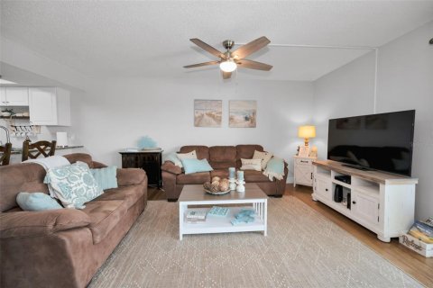 Condo in Indian Shores, Florida, 2 bedrooms № 2222484 - photo 16
