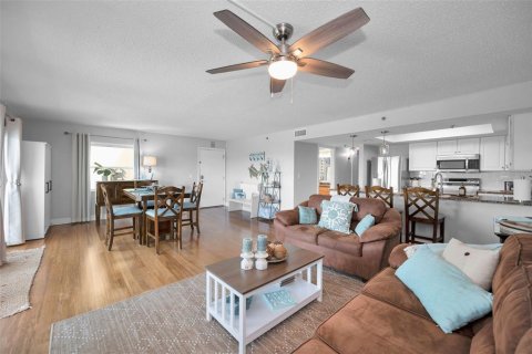 Condo in Indian Shores, Florida, 2 bedrooms № 2222484 - photo 14