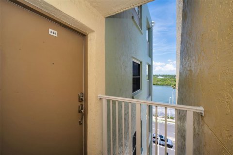 Condo in Indian Shores, Florida, 2 bedrooms № 2222484 - photo 9