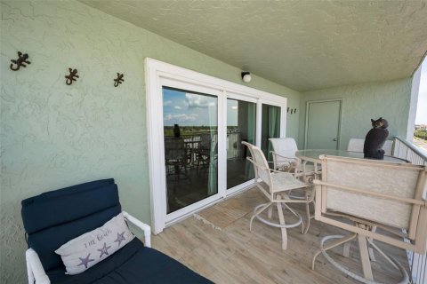 Condo in Indian Shores, Florida, 2 bedrooms № 2222484 - photo 21