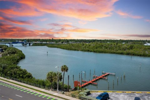 Condo in Indian Shores, Florida, 2 bedrooms № 2222484 - photo 20